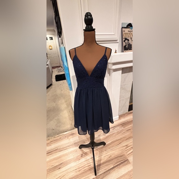 Lovely Windsor formal dress in size 7– worn only once! - Picture 3 of 11